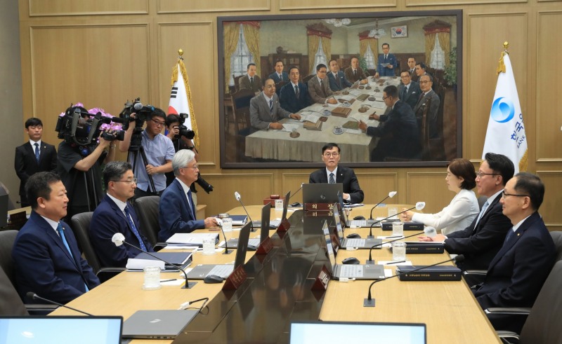 이창용 한국은행 총재가 13일 오전 서울 중구 한국은행에서 열린 금융통화위원회 본회의에서 회의를 주재하고 있다. 금통위 7인 체제 모습. / 사진제공= 한국은행(2023.07.14)