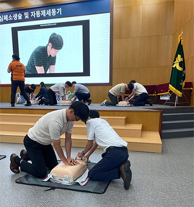 충남세종농협(본부장 이종욱)이 휴가철을 맞아 홍성소방서와 공동으로 임직원 대상 심폐소생술 교육을 실시하는 모습.