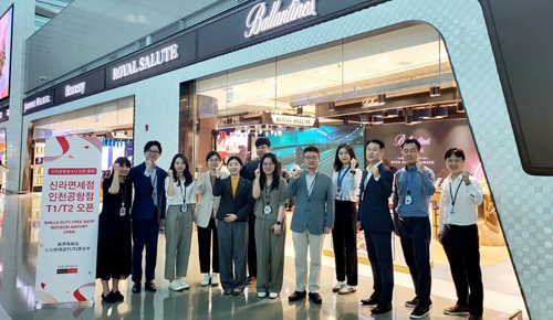 ▲ 신라면세점 인천공항점 오픈을 기념해 김태호(오른쪽 다섯 번째) 호텔신라 TR부문장과 한영두(오른쪽 세 번째) 신라면세점 인천공항점장을 포함한 임직원들이 기념촬영을 하고 있는 모습. 사진제공 = 신라면세점