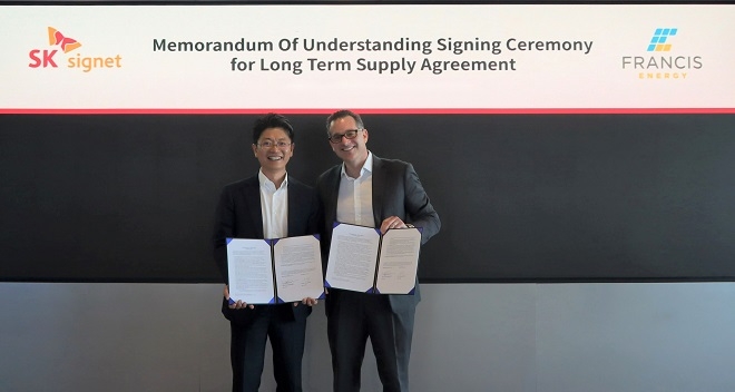 SK시그넷 신정호 대표(왼쪽)과 프란시스에너지 CEO 데이비드 얀코스키. 사진제공=SK시그넷.