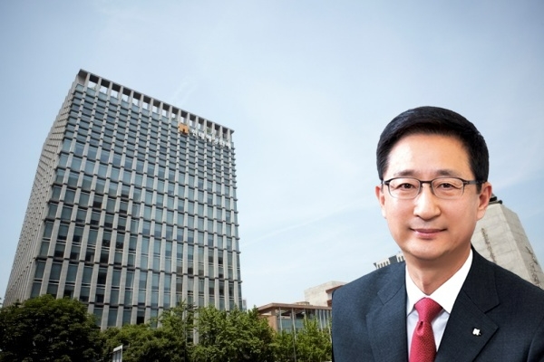 조용일 현대해상 대표이사 부회장이 집중호우 피해복구 성금 1억원을 전달했다./사진제공=현대해상