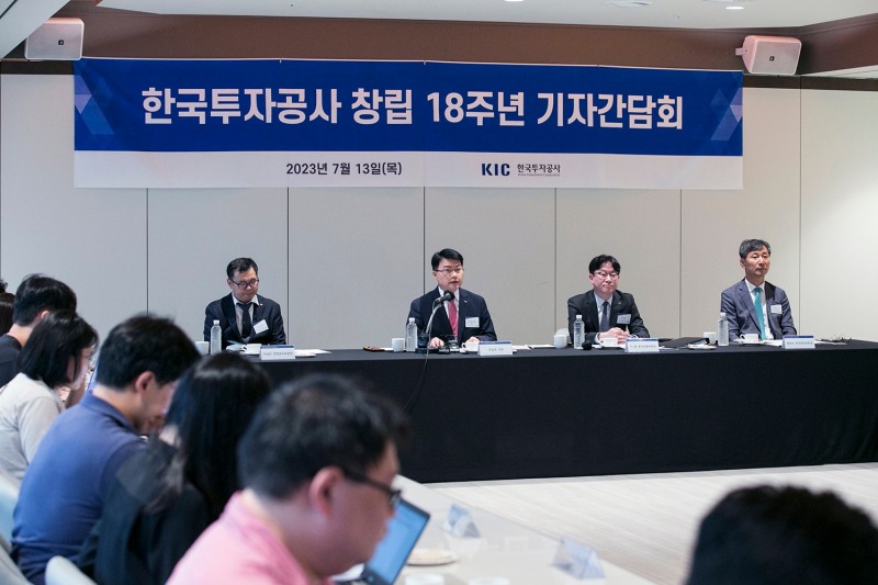 진승호 한국투자공사(KIC) 사장(왼쪽에서 두 번째)이 2023년 7월 13일 서울 중구 은행연합회관에서 열린 ‘KIC 창립 18주년’ 기자 간담회를 통해 앞으로 나아갈 방향을 설명하고 있다./사진제공=KIC