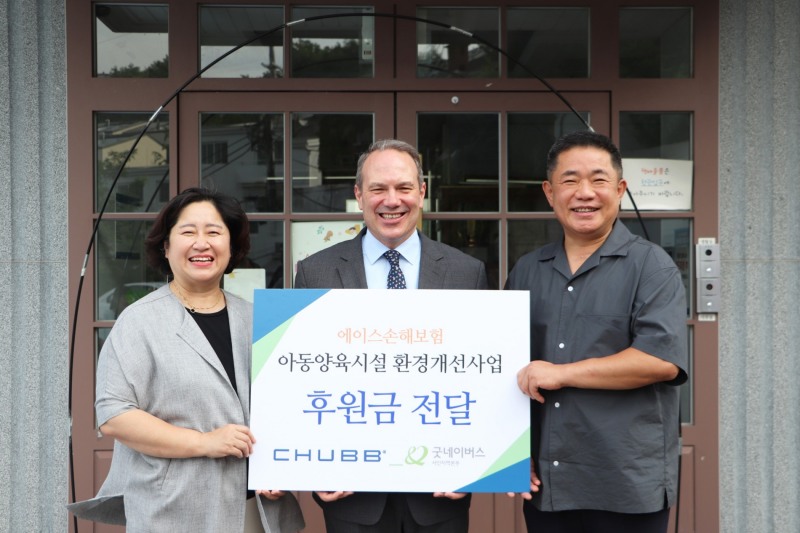 (왼쪽부터)홍선교 굿네이버스 서인지역본부 본부장과 에드워드콥 에이스손해보험 대표이사 사장, 진유일 선덕원 원장이 기념촬영을 하고 있다./사진제공=에이스손해보험