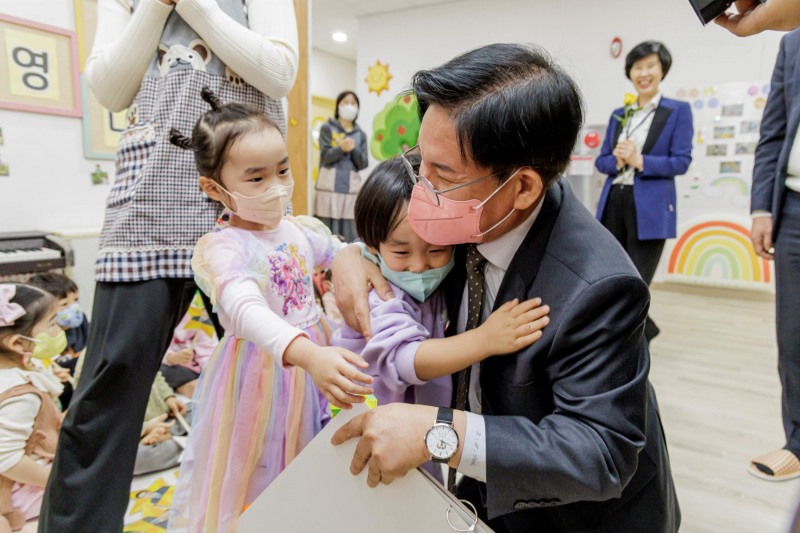 박강수 구청장이 지역 내 어린이집 시설을 방문해 어린이들과 인사를 나누고 있다./사진제공=마포구