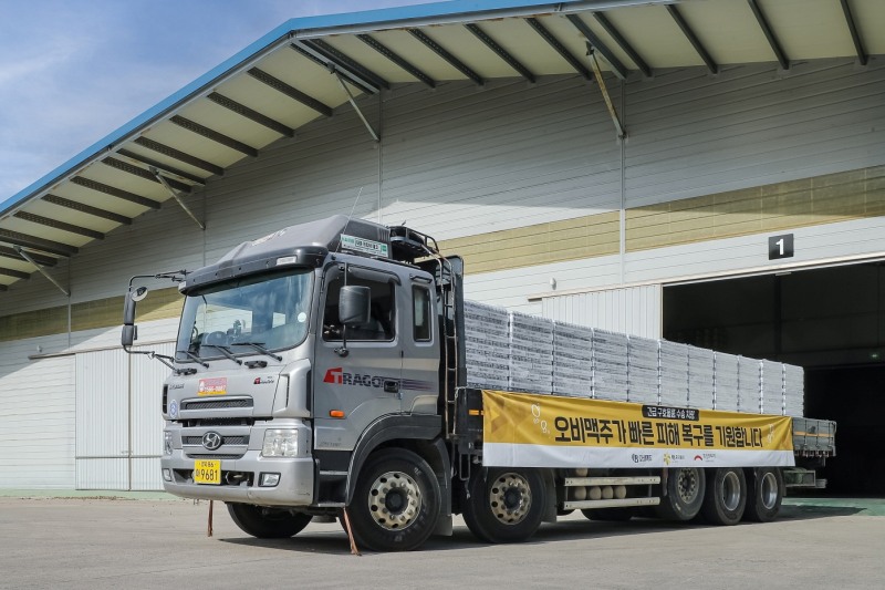 희망브리지가 재해구호물류센터에서 차량에 ‘OB워터’를 싣고 출발하고 있다. / 사진=오비맥주