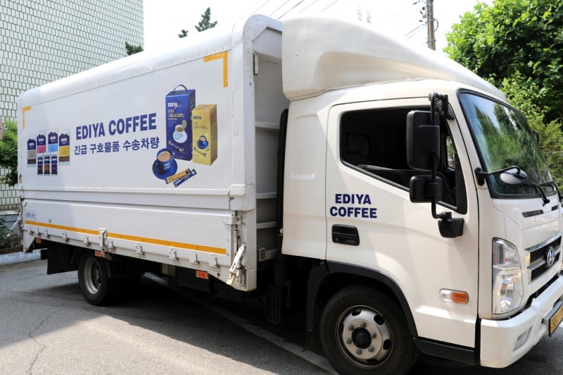 이디야커피 물류차량이 긴급구호물품을 싣고 출발하고 있다./ 사진 = 이디야커피