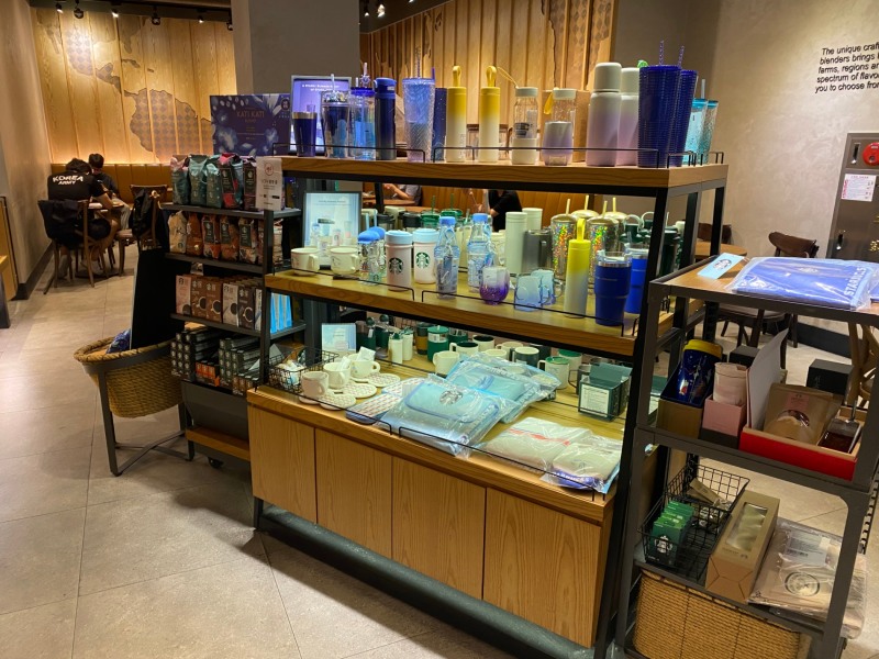 서울에 위치한 한 스타벅스 매장 내 MD진열 모습./ 사진 = 홍지인 기자