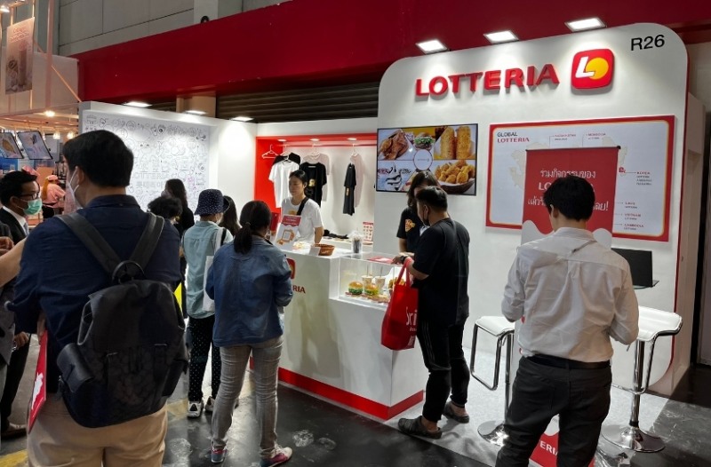 지난 13일 태국 방콕에 위치한 방콕국제무역전시센터(BITEC)에서 개최된 TFBO 2023 박람회서 롯데리아가 관람객 대상으로 브랜도 소개 및 이벤트 체험존을 운영하고 있다./ 사진 = 롯데GRS