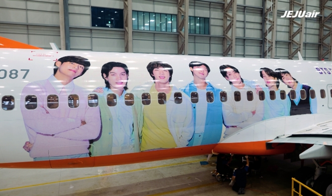 제주항공(대표 김이배)은 방탄소년단의 데뷔 10주년을 기념하는 ‘2023 BTS FESTA’에 공식 파트너사로 참여해 19일부터 올해 연말까지 제주항공이 취항하는 국제선 노선에 방탄소년단 래핑기를 투입한다. /사진제공=제주항공.