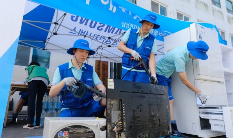 19일 충남 공주에서 삼성전자서비스 임직원이 수해지역 피해 주민들을 위해 가전제품 특별 점검을 진행하는 모습. 사진 제공=삼성전자