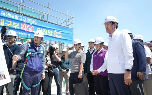 오세훈 서울시장이 19일 이문3구역 주택재개발 공사현장을 찾아 현장소장으로부터 설명을 듣고 있다. / 사진제공=서울시