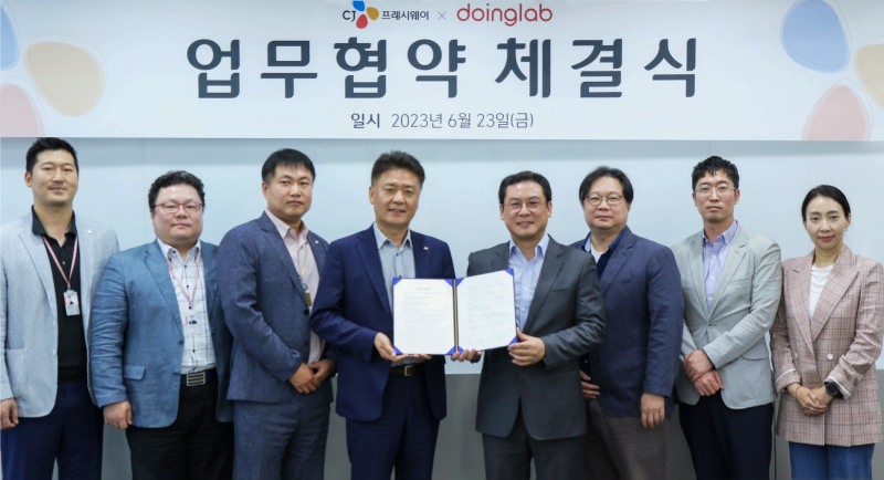 지난달 23일, 서울시 마포구 상암동에 위치한 CJ프레시웨이 본사에서 강연중 CJ프레시웨이 영업본부장(좌측 네 번째)과 진송백 두잉랩 대표이사(우측 네 번째)가 업무협약 체결 후 기념사진을 촬영하고 있다./ 사진 = CJ프레시웨이