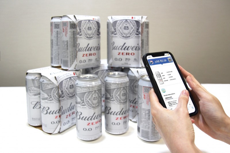 버드와이저 제로 캔제품의 스마트라벨(QR코드)를 인식해 정보를 확인하고 있다./ 사진= 오비맥주