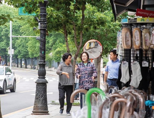 ▲ 박희영 용산구청장이 순헌황귀비길 상권 현장을 살펴보는 모습. 사진제공 = 용산구