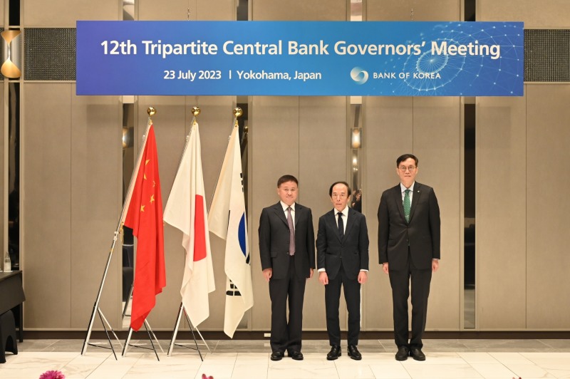 23일 오후 일본 요코하마에서 열린 '제12차 한중일 중앙은행총재 회의'. 사진 왼쪽부터 판궁성(潘功胜) 중국인민은행 대표, 우에다 가즈오(植田和男) 일본은행 총재, 이창용 한국은행 총재. / 사진제공= 한국은행(2023.07.23)
