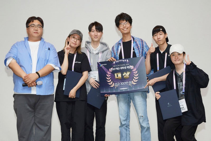 왼쪽부터 강원기 디렉터, 2023 넥슨 대학생 게임잼 '재밌넥' 대상 수상팀 'MSG'. / 사진제공=넥슨