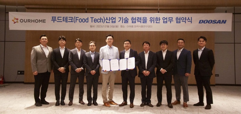 24일 아워홈 본사에서 진행된 업무협약식에서 이동훈 아워홈 부사장(왼쪽에서 다섯 번째)과 류정훈 두산로보틱스 대표이사(왼쪽에서 여섯 번째)가 푸드테크 산업 기술협력을 위한 업무협약을 체결한 후 기념사진을 촬영하고 있다./ 사진 = 아워홈