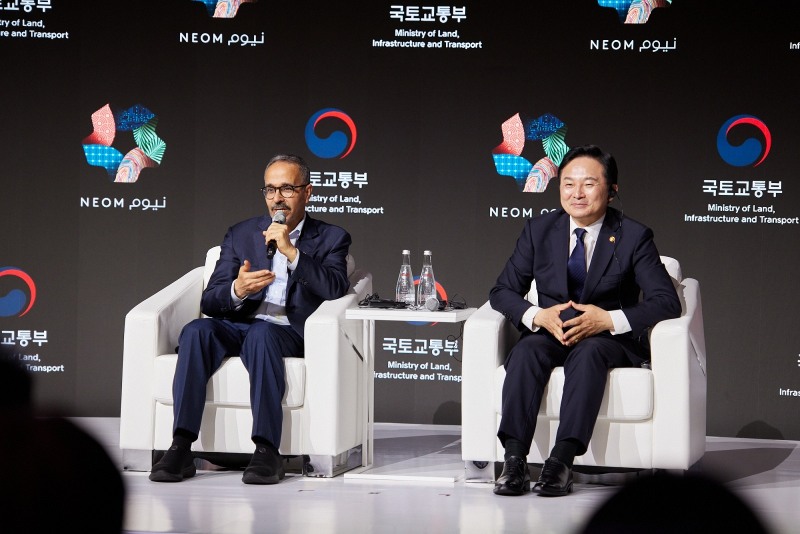 디스커버 네옴 행사에서 나드미 알 나스르(Nadhmi Al-Nasr) 네옴CEO(왼쪽)와 원희룡 국토교통부 장관(오른쪽)이 기자들의 질문에 답변하고 있다. / 사진제공=네옴