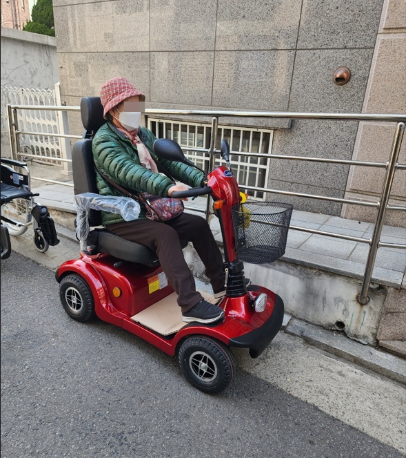 전동보장구를 운행 중인 동작구민./사진제공=동작구