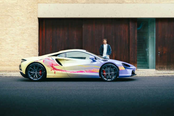 맥라렌은 플러그인 하이브리드 슈퍼카 아투라(ARTURA)와 독일의 신진 아티스트 세빈 파커(Cevin Parker)가 협업한 특별한 슈퍼카를 28일 공개했다. /사진제공=맥라렌.