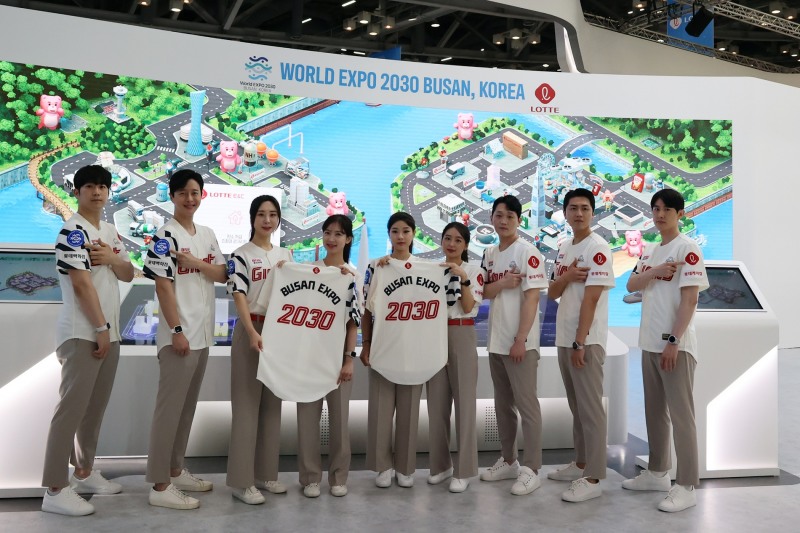 롯데그룹관 프로모터들은 BUSAN EXPO 2030이 새겨진 친환경 유니폼을 착용하고 2030 부산세계박람회 유치 홍보 활동을 하고 있다. /사진제공=롯데 