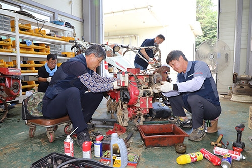 충남세종지역 농협농기계센터 기술요원으로 구성된 NH농기계순회정비단 40여명은 정산농협 경제사업장에서 수해로 침수된 경운기, 관리기, 트랙터 등 농업용 기계 300여대를 무상 수리해 주었다.