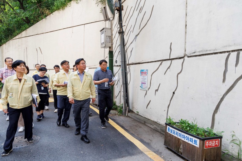 박강수 마포구청장이 7월28일 성산로 도로옹벽을 점검하는 모습./사진제공=마포구