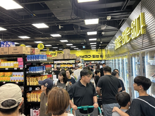 ▲ 더타운몰 킨텍스점 노브랜드에서 쇼핑하는 고객 모습. 사진 = 박슬기 기자