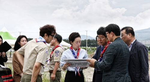 지난 12일 전북 부안군 새만금 잼버리 야영장 부지에서 구지은 아워홈 부회장과 최창행 새만금 잼버리 조직위원회 사무총장(오른쪽부터 세번째) 등 주요 관계자들이 준비 상황에 대해 논의하고 있다. 사진 = 아워홈