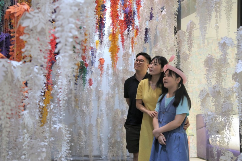 DL그룹의 한 직원 가족이 서울 용산구 한남동에 위치한 드림하우스 갤러리를 둘러보고 있다./사진제공=DL그룹