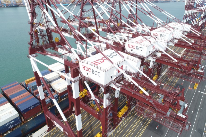 부산컨테이너터미널(BCT)는 HDC현대산업개발이 구축한 사회기반시설로 국내 최초 무인 원격조종 안벽크레인과 완전 자동화 야드 크레인을 갖춘 컨테이너 전용 터미널이다./사진제공=HDC현산