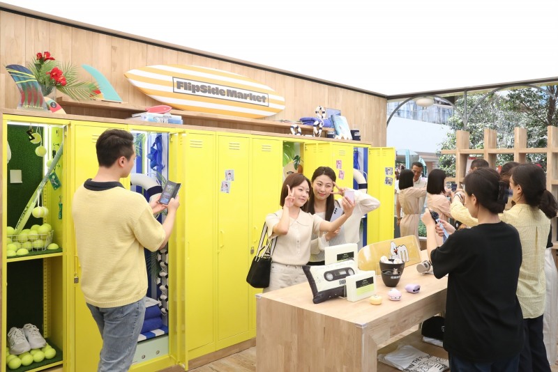  28일 서울 영등포구에 위치한 갤럭시 스튜디오 ‘더현대 서울’에서 관람객이 ‘갤럭시 Z 플립5’ 등 신제품을 체험하고 있는 모습. 사진 제공=삼성전자