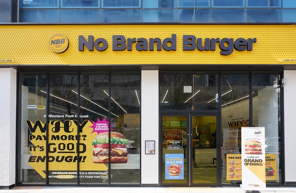 노브랜드 버거가 2019년 첫 매장을 연 후 4년 만에 220여개 매장을 운영하고 있다. 최근에는 햄버거에 피자, 치킨을 결합한 '페퍼로니피자 치킨'을 선보이며 각광받고 있다. /사진=신세계푸드