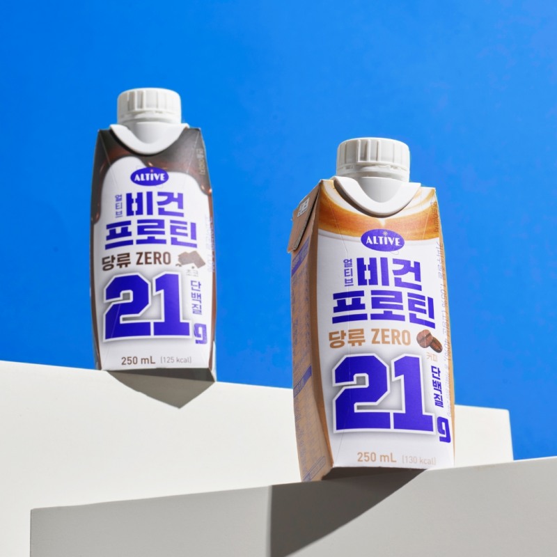 CJ제일제당(대표 최은석)은 고단백 식물성 음료인 ‘얼티브 비건 프로틴’ 2종(초코·커피맛)을 2일부터 편의점 판매를 개시했다. /사진=CJ제일제당