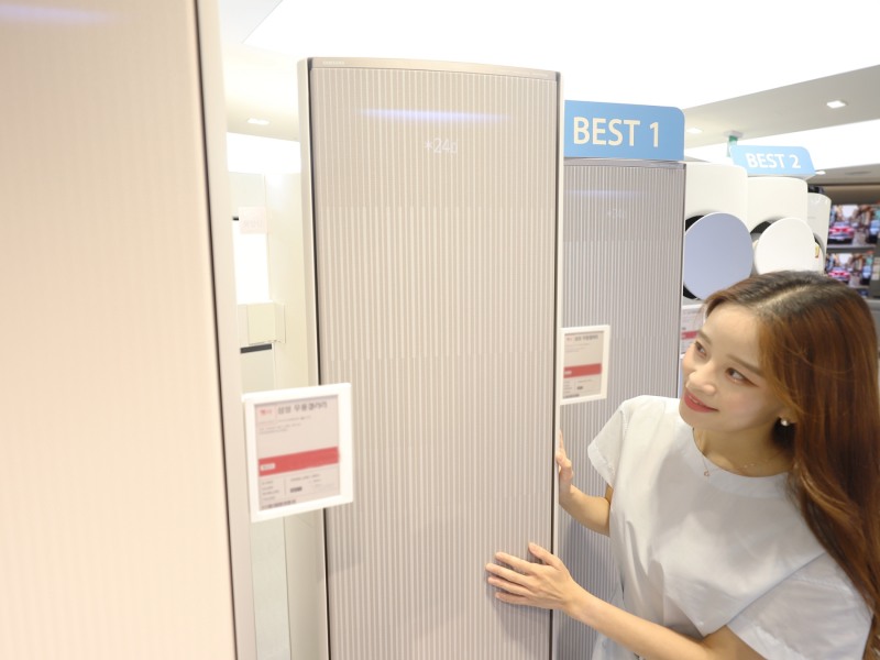 폭염이 지속되면서 롯데하이마트의 여름 가전 수요가 급증했다. /사진제공=롯데하이마트