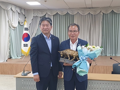 ▲ 강필규 NH농협손해보험 부사장(왼쪽)이 이용식 우성농협조합장(오른쪽)에게 2023년 ‘위더스상’ 수여했다.