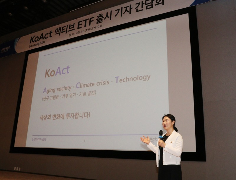 삼성액티브자산운용은 3일 액티브 ETF 브랜드 ‘KoAct’ 출시 기념 기자간담회를 개최했다. 민수아 삼성액티브자산운용 대표가 프레젠테이션을 하고 있다. / 사진제공= 삼성액티브자산운용(2023.08.03)