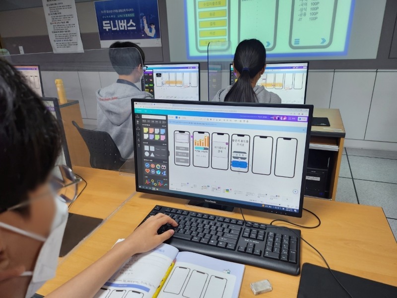 디지털 금융 교육 프로그램 ‘두니버스’ 참여 학생들이 핀테크(Fintech‧금융+기술) 애플리케이션을 직접 기획해 보고 있다./사진제공=두나무(Dunamu‧대표 이석우)