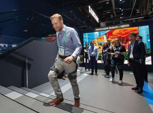 ▲ CES 2019에 소개된 보행보조로봇 ‘젬스(GEMS)’.