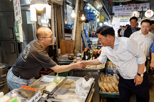 ▲ 박강수 마포구청장이 아현시장을 방문해 시장 상인과 소통하는 모습. 사진제공 = 마포구
