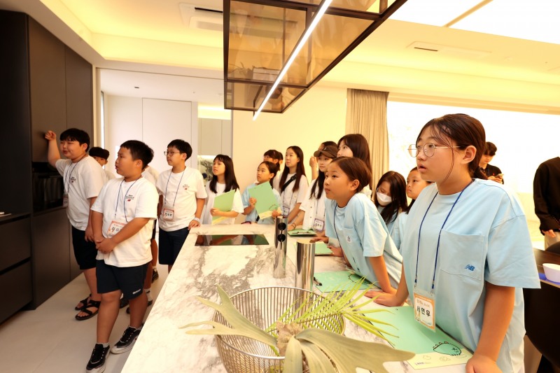 꿈나무 초대행사에서 써밋갤러리를 체험하고 있는 참여 학생들 / 사진제공=대우건설