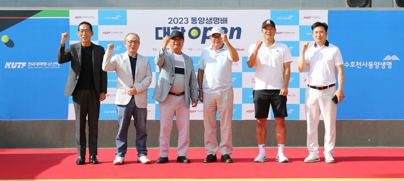 지난 4일 서울 중구 소재 장충테니스장에서 개최된 ‘2023 동양생명배 대학오픈’ 개회식에서 저우궈단 동양생명 CEO(우측에서 세번째)와 최종명 한국대학테니스연맹 회장(좌측에서 두번째), 최성현 서울특별시테니스협회 회장(좌측에서 세번째), 이형택 오리온 테니스단 감독(우측에서 두번째)을 비롯한 주요 참석자들이 기념촬영을 하고 있다.(2023.08.07.)./사진제공=동양생명