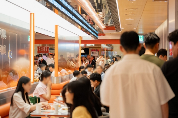 종합외식기업 bhc그룹(대표 임금옥)의 프리미엄 쥬이시 버거 '슈퍼두퍼'가 대표 메뉴 4종 판매량이 22만 개를 돌파했다고 8일 밝혔다. /사진=bhc그룹 슈퍼두퍼