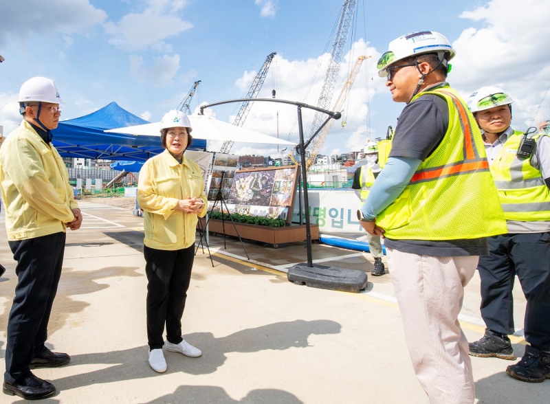박희영 용산구청장이 8월7일 유엔사부지 복합개발사업 공사 현장을 찾아 폭염 태풍 대비 현황을 점검했다./사진제공=용산구