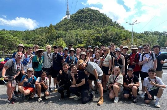 새만금 세계스카우트 잼버리대회 영국 참가자들이 서울 남산 앞에서 기념촬영을 하는 모습./사진제공=한국삭도공업