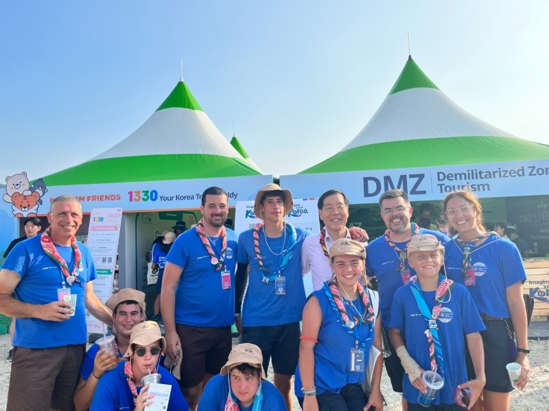 김장실 한국관광공사 사장(윗줄 왼쪽에서 4번째)이 잼버리 한국관광홍보관에서 잼버리 참가자들과 기념사진을 촬영하고 있다. /사진제공=한국관광공사
