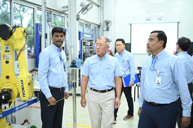 현대차 인도공장을 둘러보고 있는 정의선 회장. 사진제공=현대차그룹.
