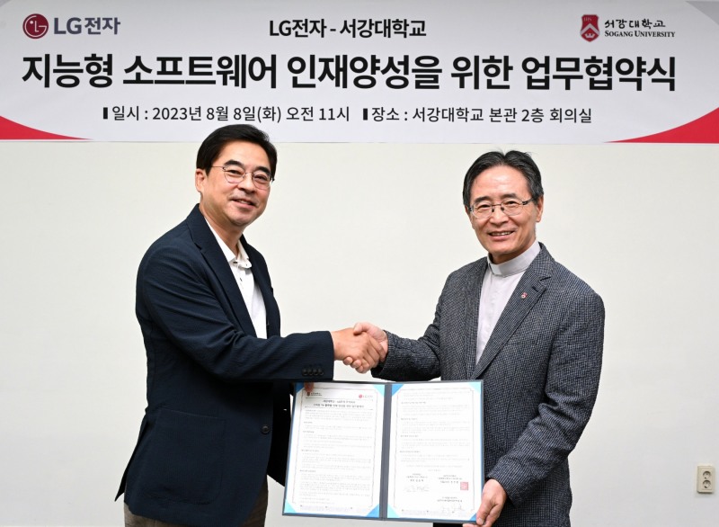 8일 '커넥티드 플랫폼 이론과 실제' 강의 신설·운영 업무협약에서 박형세 LG전자 HE사업본부장(왼쪽)이 심종혁 서강대학교 총장과 기념촬영을 하고 있다./사진제공=LG전자