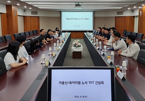 정기환 기술기사 가족(왼쪽)과 현대차 노사 관계자(오른쪽)이 9일 전주공장에서 간담회를 갖고 있다. 사진제공=현대차.