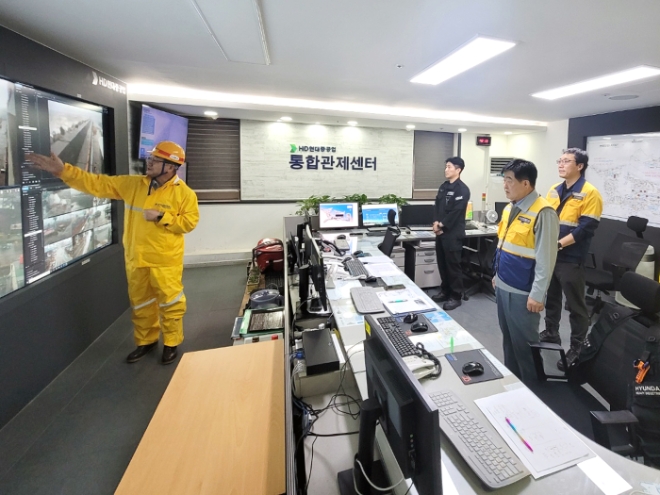 권오갑 HD현대 회장이 10일 6호 태풍 ‘카눈’의 직접 영향권에 든 울산에 상주하며 대비 현장을 점검하고 임직원들을 격려했다. 사진제공=HD현대.